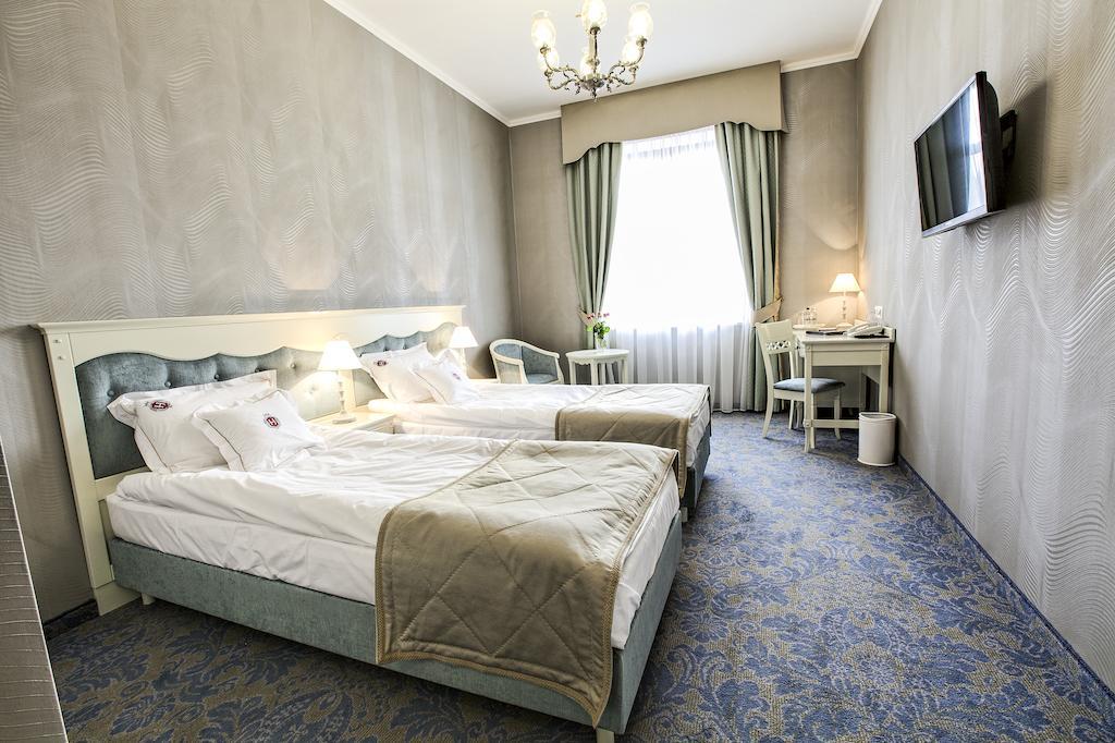 Hotel Jarosław Екстериор снимка