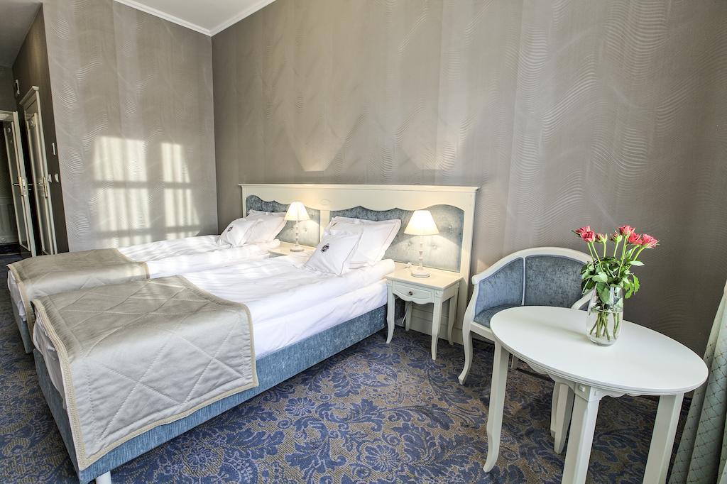 Hotel Jarosław Екстериор снимка