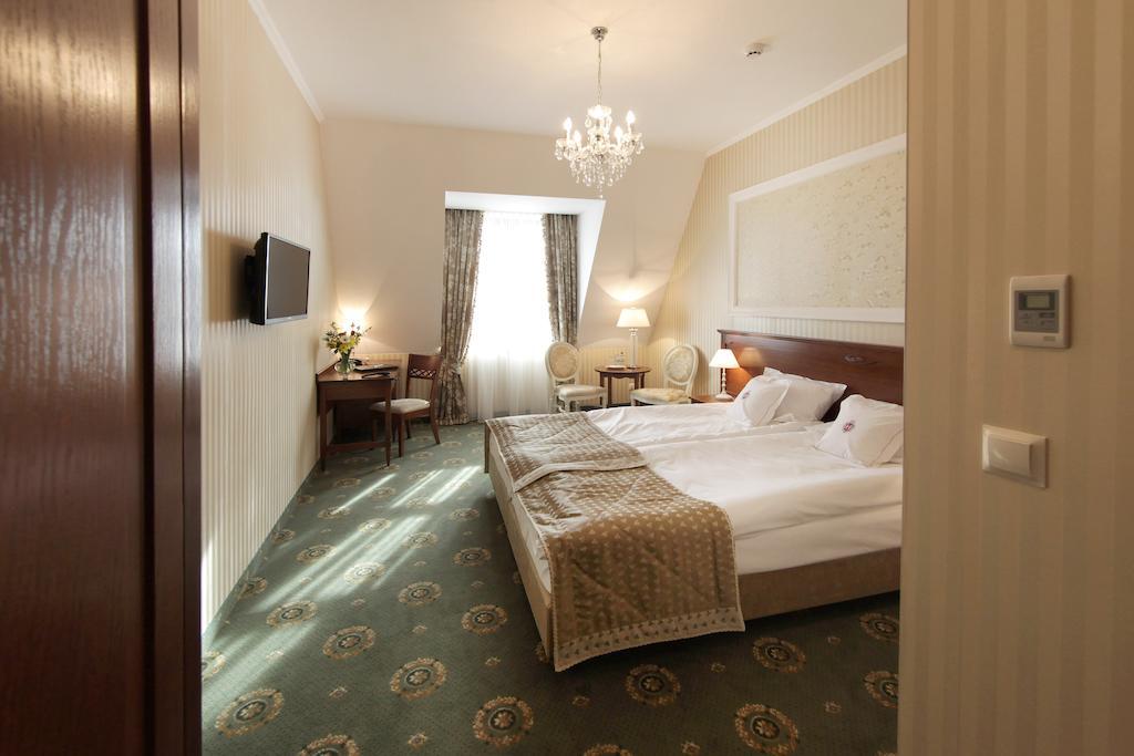 Hotel Jarosław Екстериор снимка