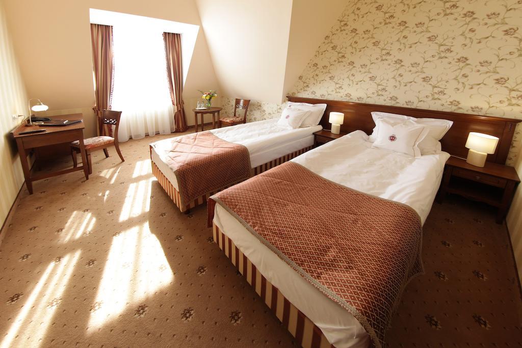 Hotel Jarosław Екстериор снимка