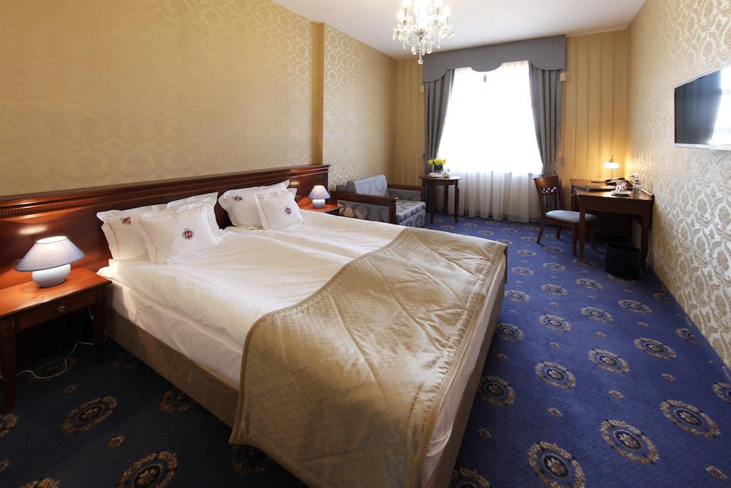 Hotel Jarosław Екстериор снимка