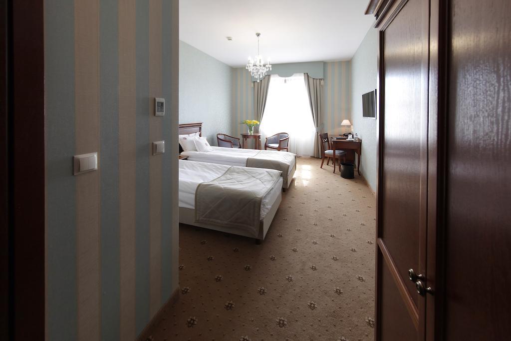 Hotel Jarosław Екстериор снимка
