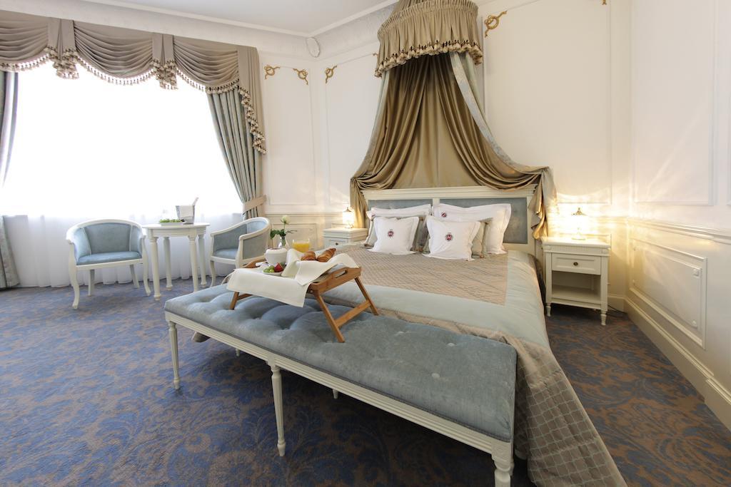 Hotel Jarosław Екстериор снимка