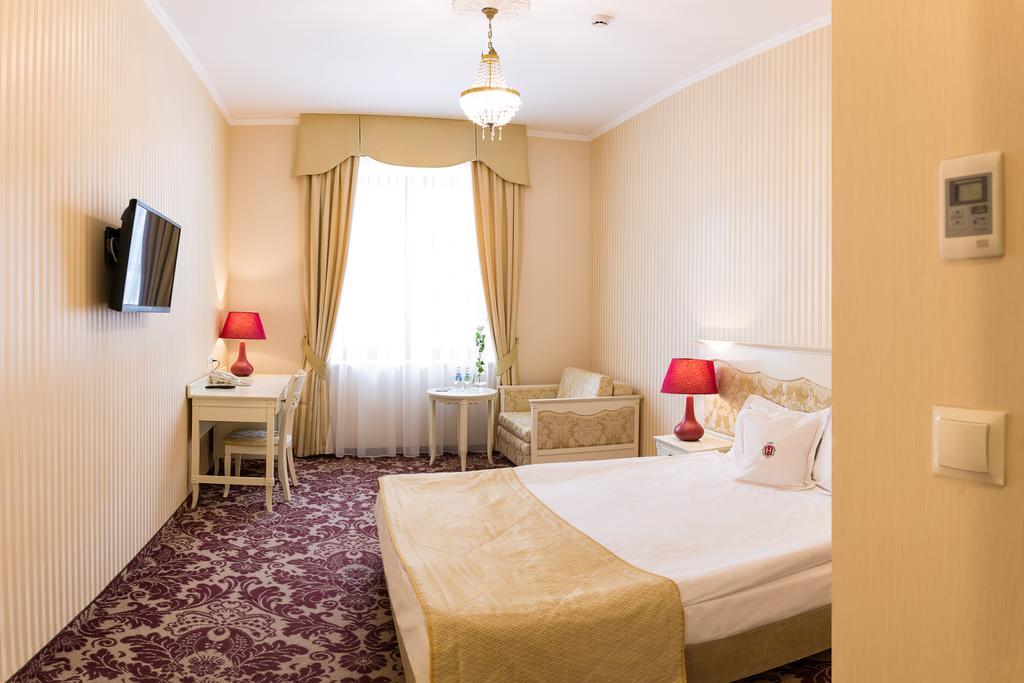 Hotel Jarosław Екстериор снимка