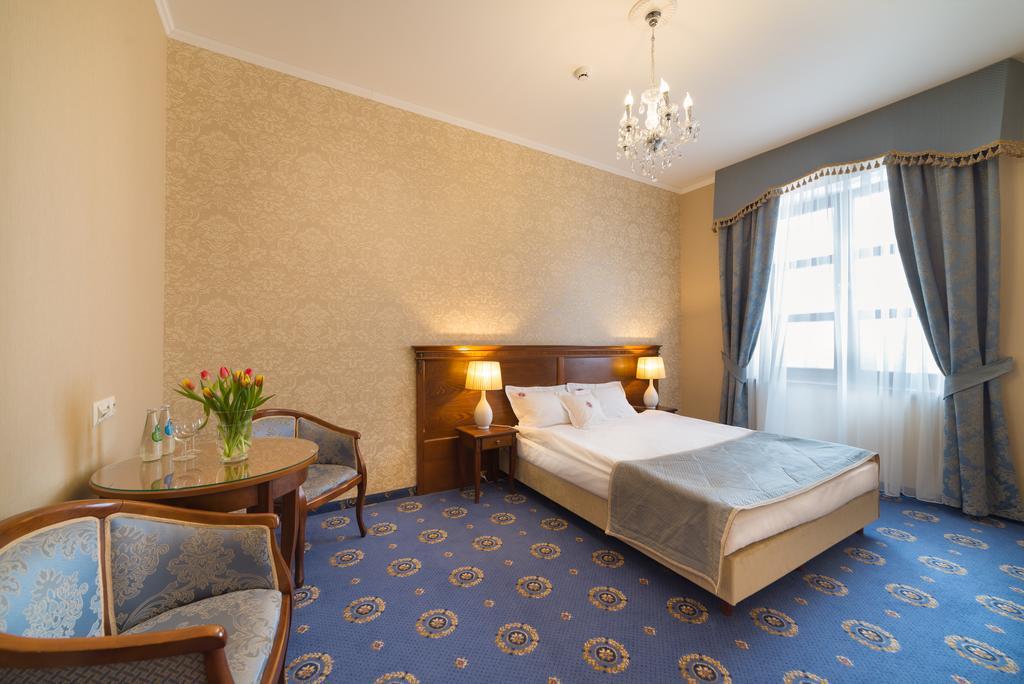 Hotel Jarosław Екстериор снимка