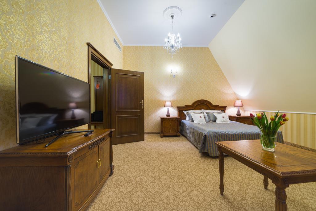 Hotel Jarosław Екстериор снимка