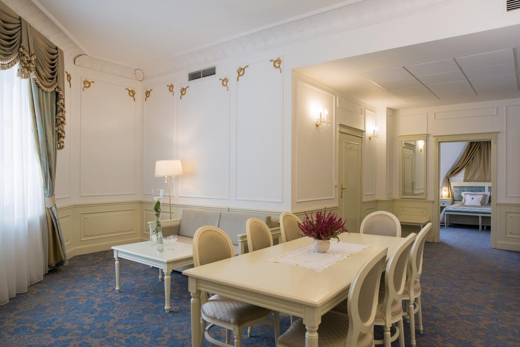 Hotel Jarosław Екстериор снимка