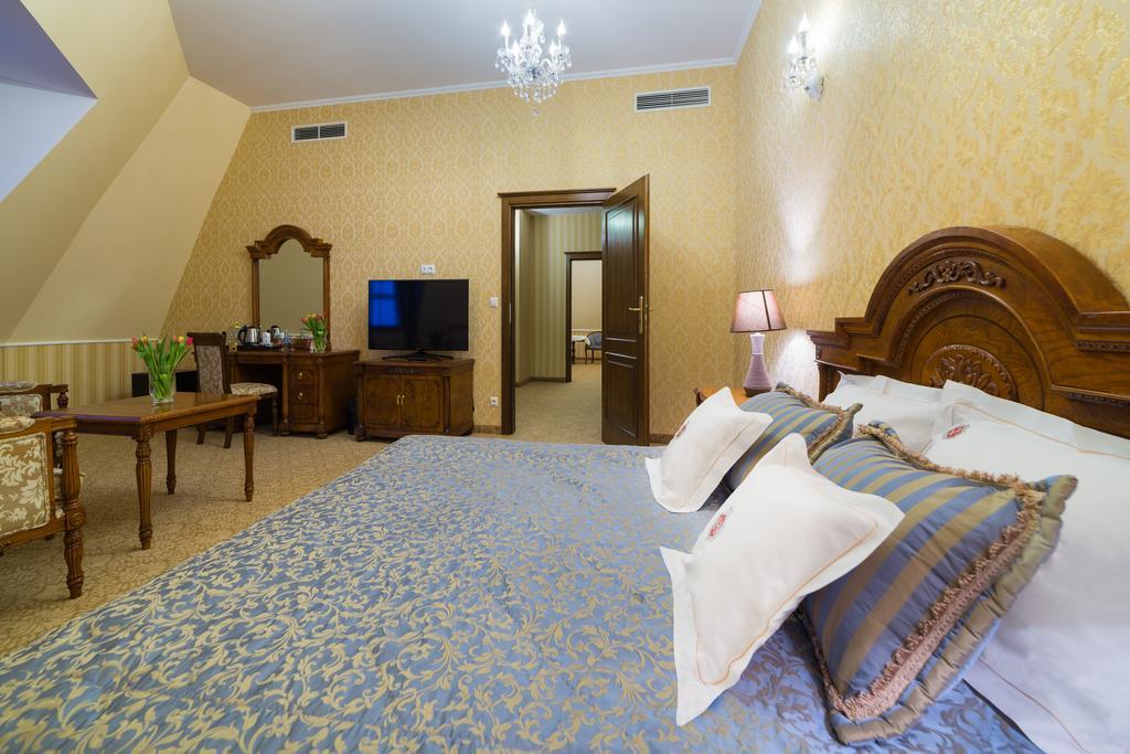 Hotel Jarosław Екстериор снимка