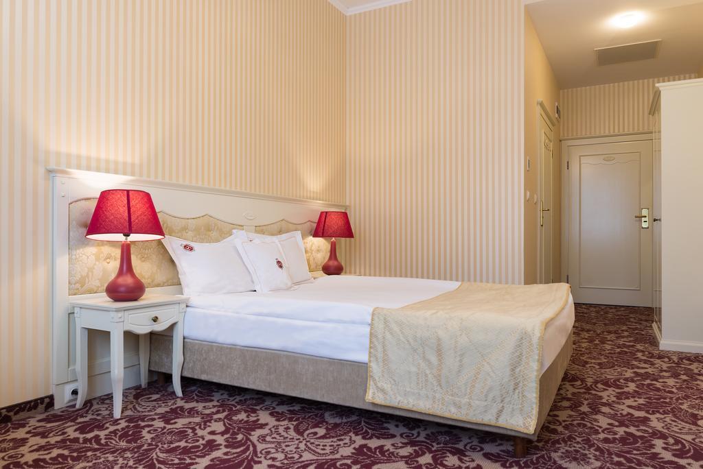 Hotel Jarosław Екстериор снимка