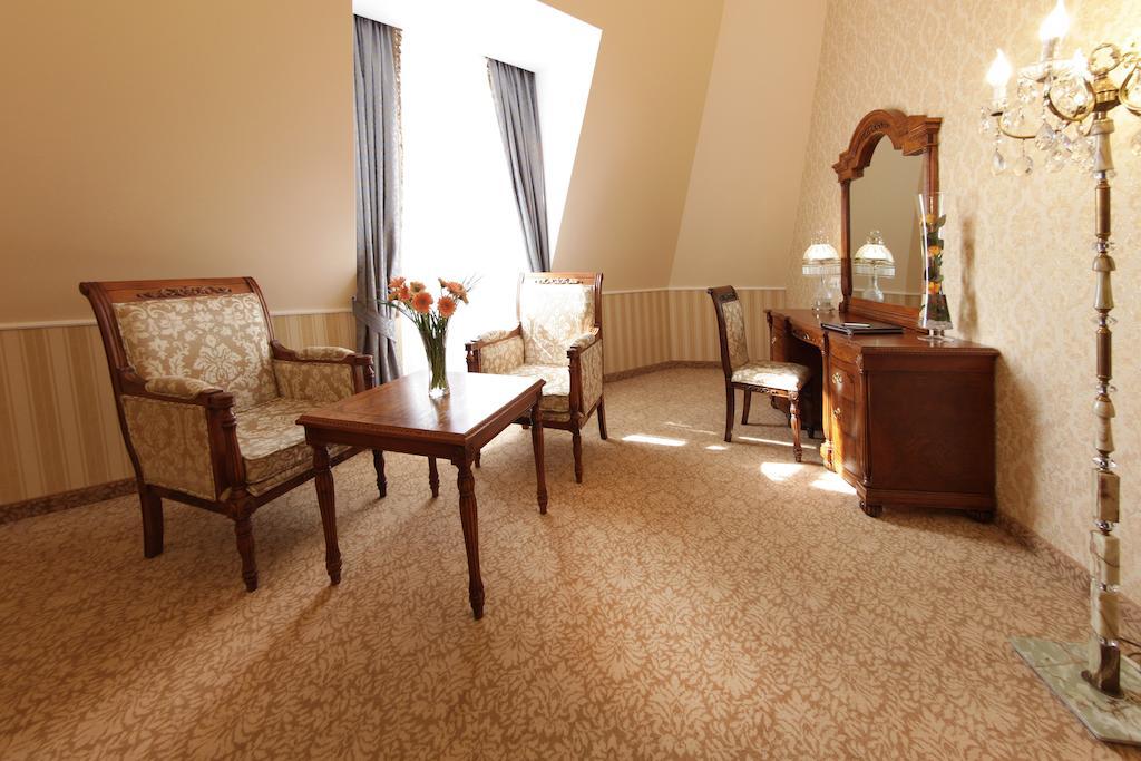 Hotel Jarosław Екстериор снимка