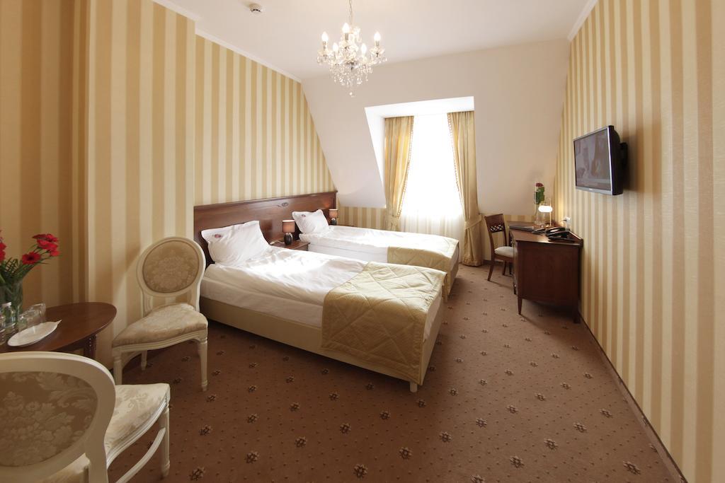 Hotel Jarosław Екстериор снимка
