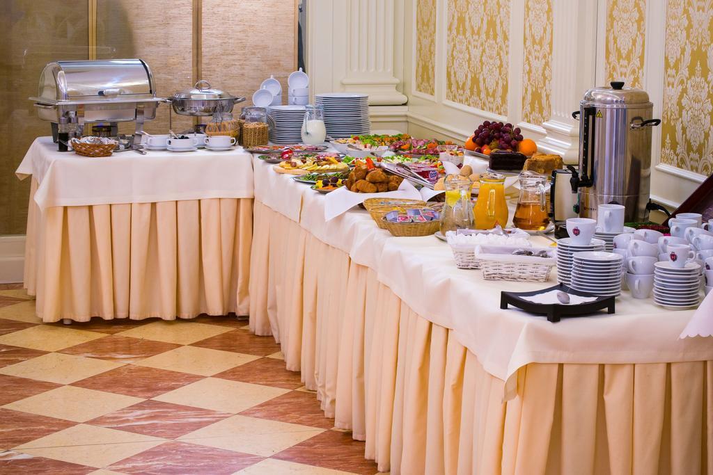 Hotel Jarosław Екстериор снимка